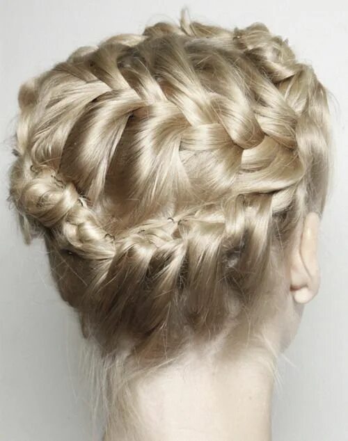 Прическа корзинка на короткие волосы Every braided updo I see now, I imagine #katniss wearing it. March 23rd please g