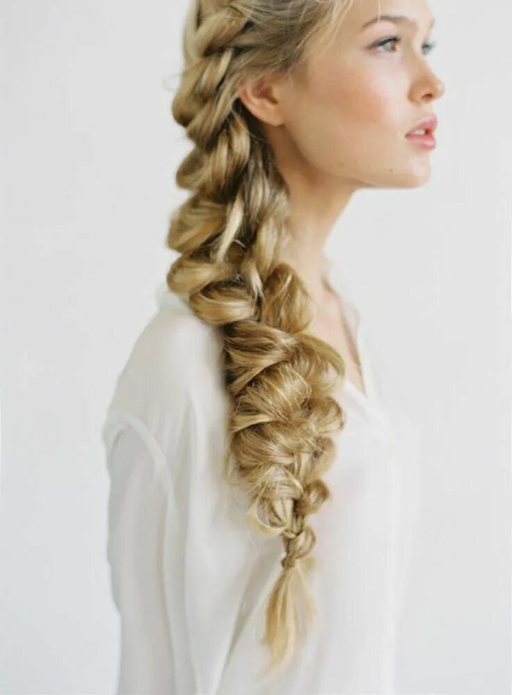 Прическа коса женская That's a big braid. One to get lost in. Side braid hairstyles, French braid hair