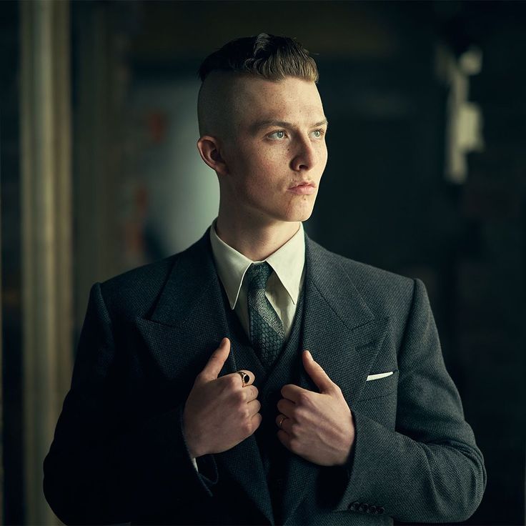 Прическа козырек мужская Peaky Blinders on Instagram: "The brilliant @porvata as youngest Shelby brother,