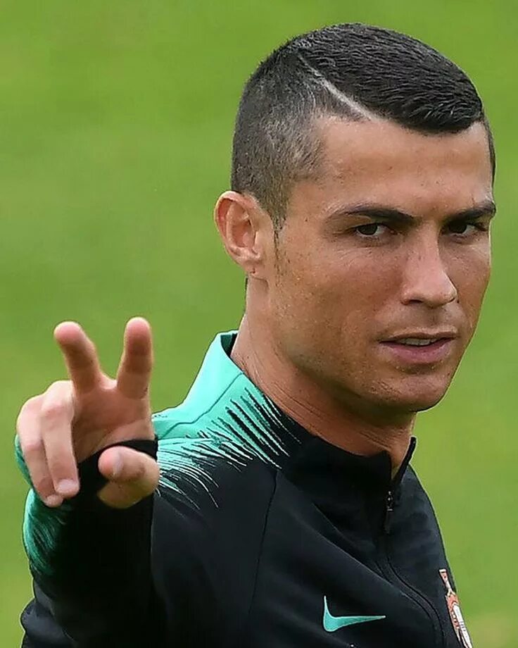 Прическа криштиану роналду в молодые годы Pin on in it to win it !!!! Cristiano ronaldo haircut, Cristiano ronaldo, Ronald