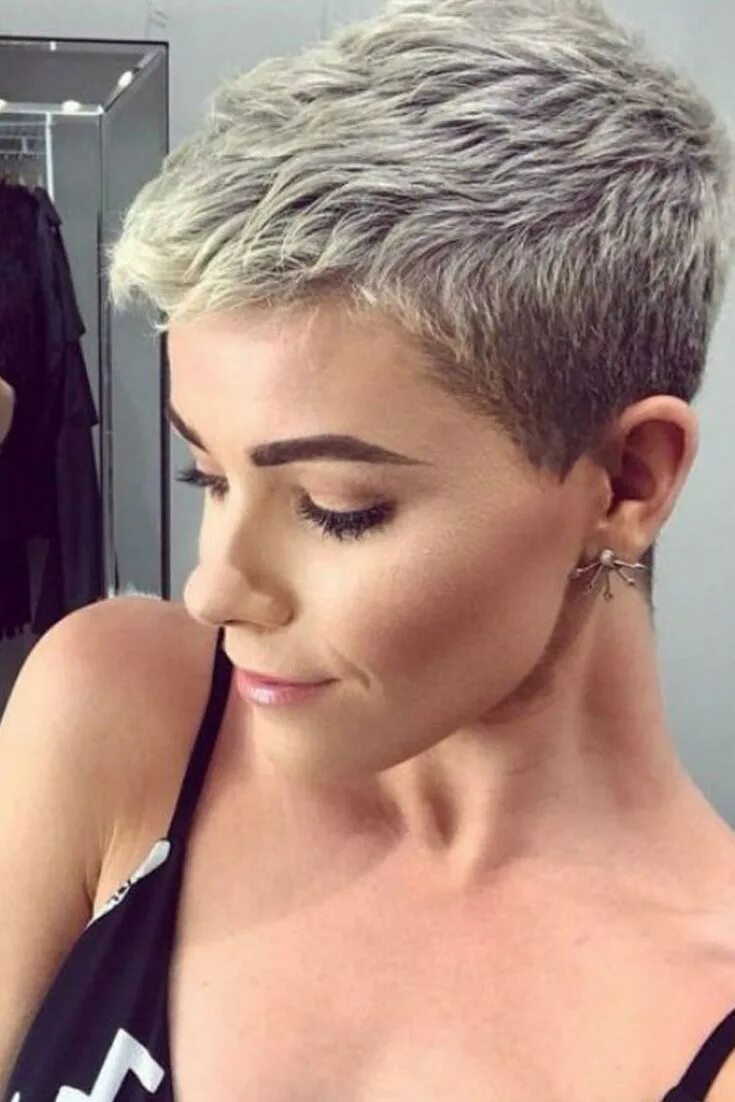 Прическа кроп короткая женская Coupe cheveux courte gris Coupes de cheveux courts gris, Cheveux très courts, Ch