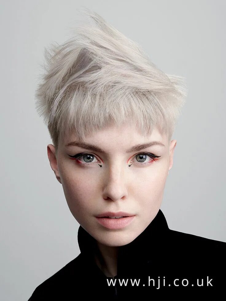 Прическа кроп короткая женская 2017 short textured crop hairstyle with platinum colour Short hair styles, Best 