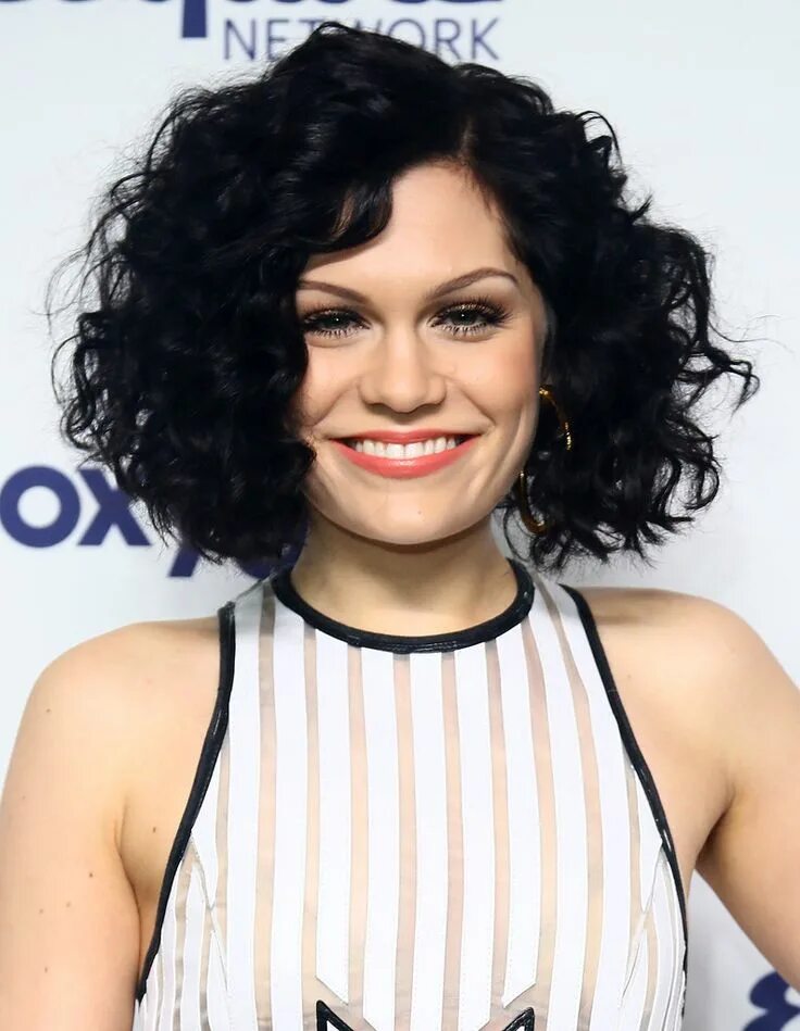 Прическа круглое лицо кудрявые волосы Jessie J Curled Out Bob Short hair styles for round faces, Bob haircut curly, Bo