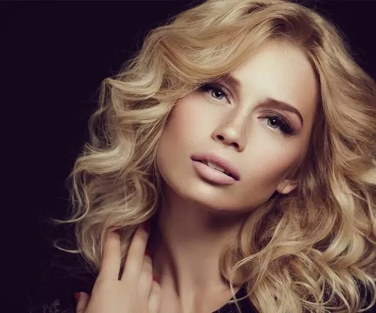 Прическа крупные локоны на средние волосы Golden blonde hair color Blonde hair mascara, Golden blonde hair color, Dark blo