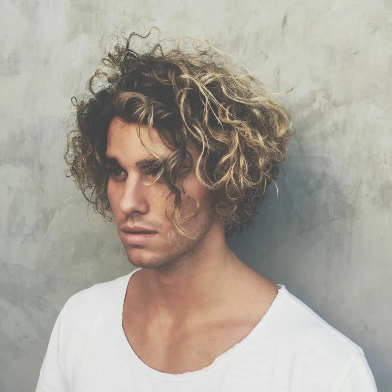 Прическа кучеряшки мужская Jay Alvarrez Long curly hair men, Curly hair men, Men's curly hairstyles