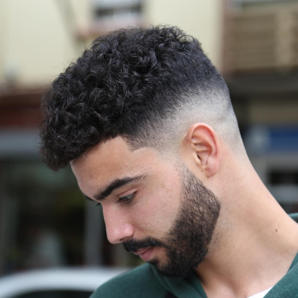 Прическа кучерявая мужская короткая Most Popular Curly Undercut for 2020 - iFashionGuy Cheveux frisés homme, Cheveux