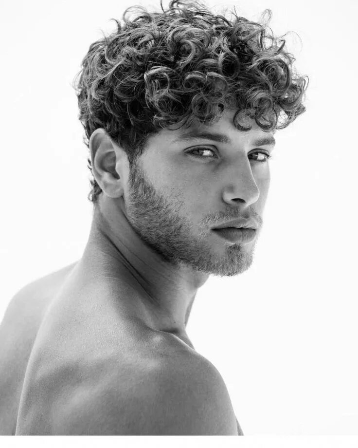 Прическа кудри мужская средняя Afbeelding kan het volgende bevatten: 1 persoon, close-up #curlyhaircuts Cheveux