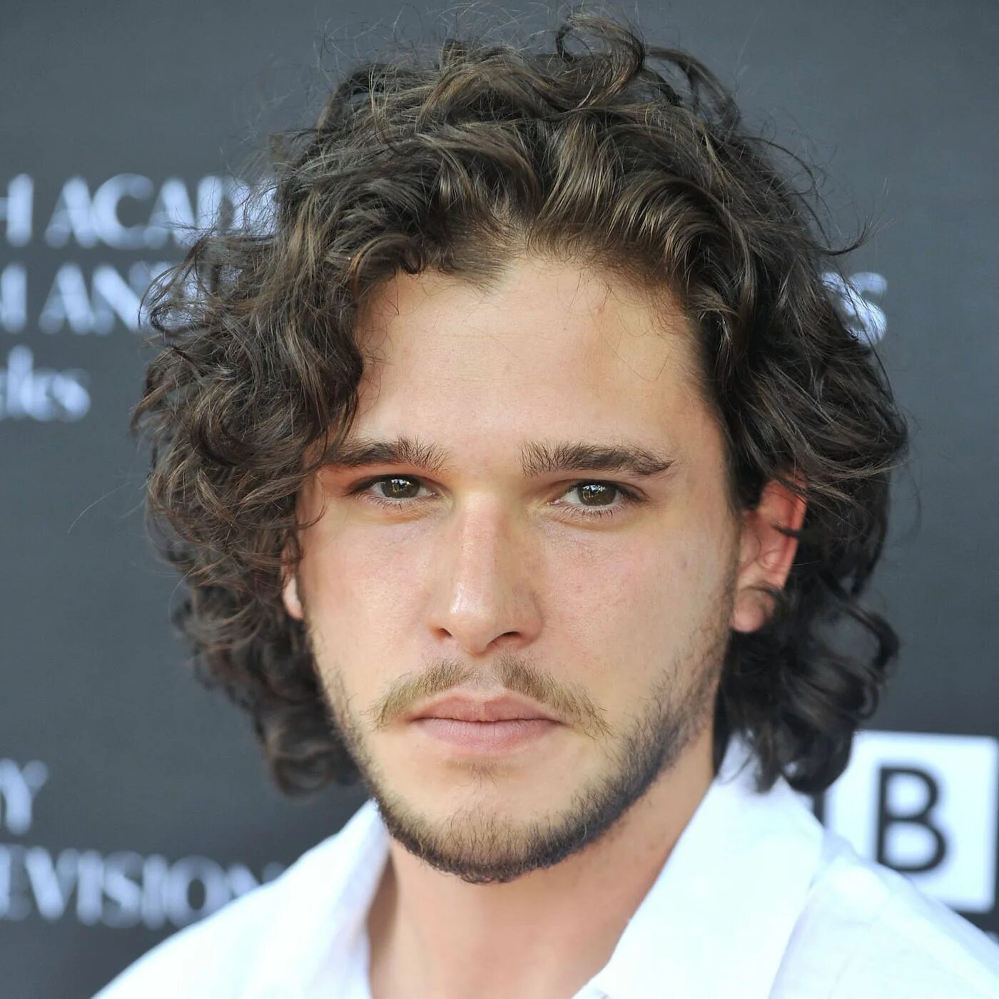 Прическа кудри мужская средняя Kit Harington Has One Face Curly hair men, Long hair styles men, Kit harington