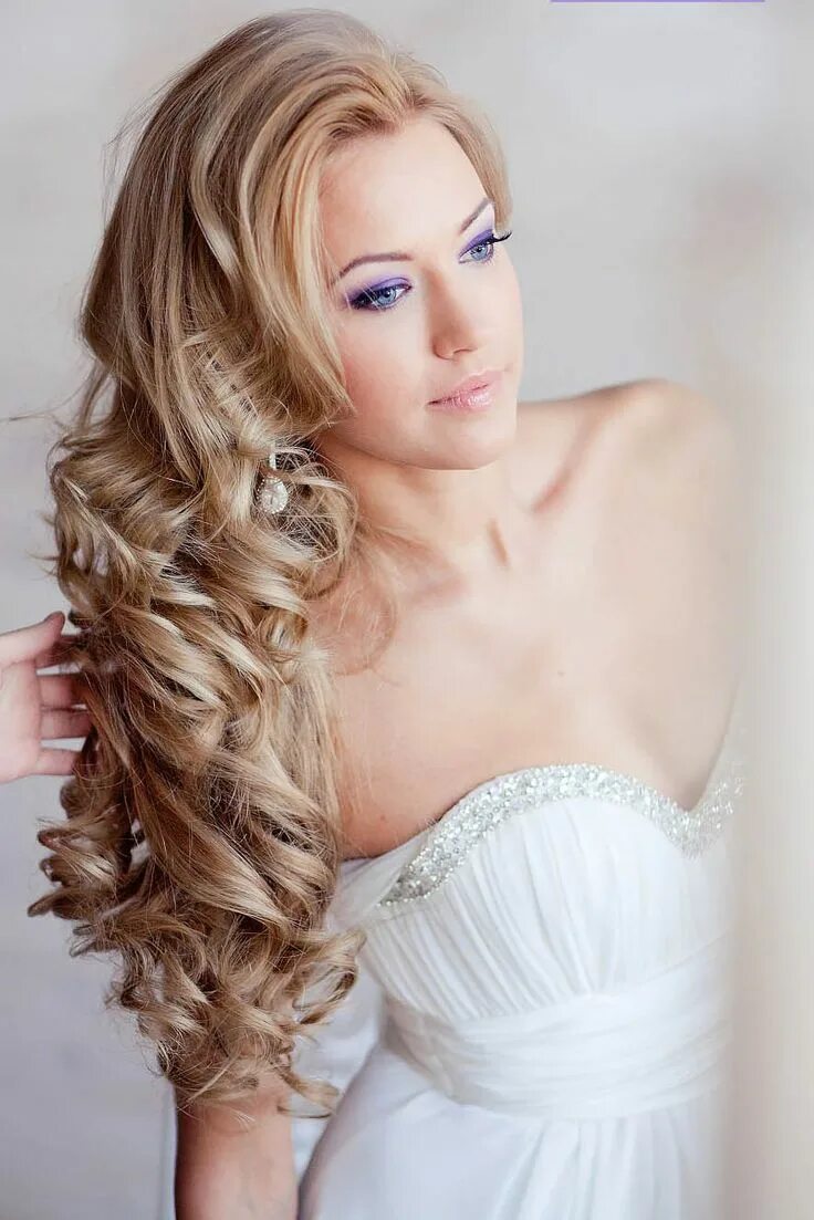 Прическа кудри на бок на средние Half Up Half Down Wedding Hairstyles: Top Looks + Expert Tips Wedding hair down,