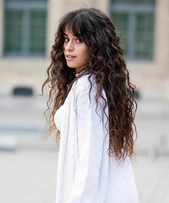 Прическа кудри на длинные волосы с челкой Camila Cabello Long hair styles, Cabello hair, Permed hairstyles