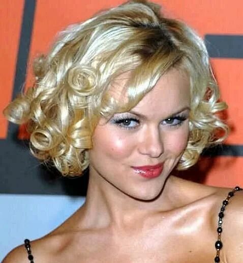 Прическа кудри на короткие Cute Easy Prom Hairstyles For Short Hair round shape Prom hairstyles for short h