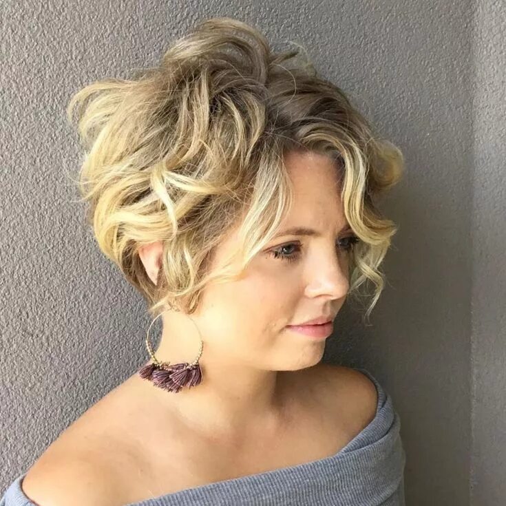 Прическа кудри на короткие волосы женские Tousled Wavy Bronde Pixie Bob Short bob hairstyles, Short shag hairstyles, Curly