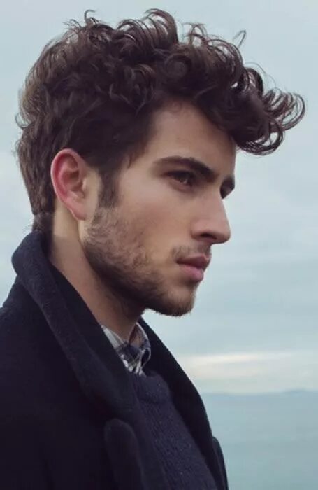 Прическа кудри на средние мужские Men's Hairstyles Curly quiff. Photo: Patrons. #menshairstyles #menshair #quiff #