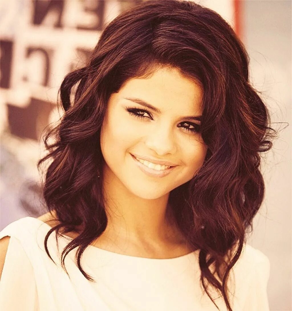 Прическа кудри на средние волосы 2024 Selena Gomez Medium wavy hair style Cut my hair, Hair, Prom hairstyles for short