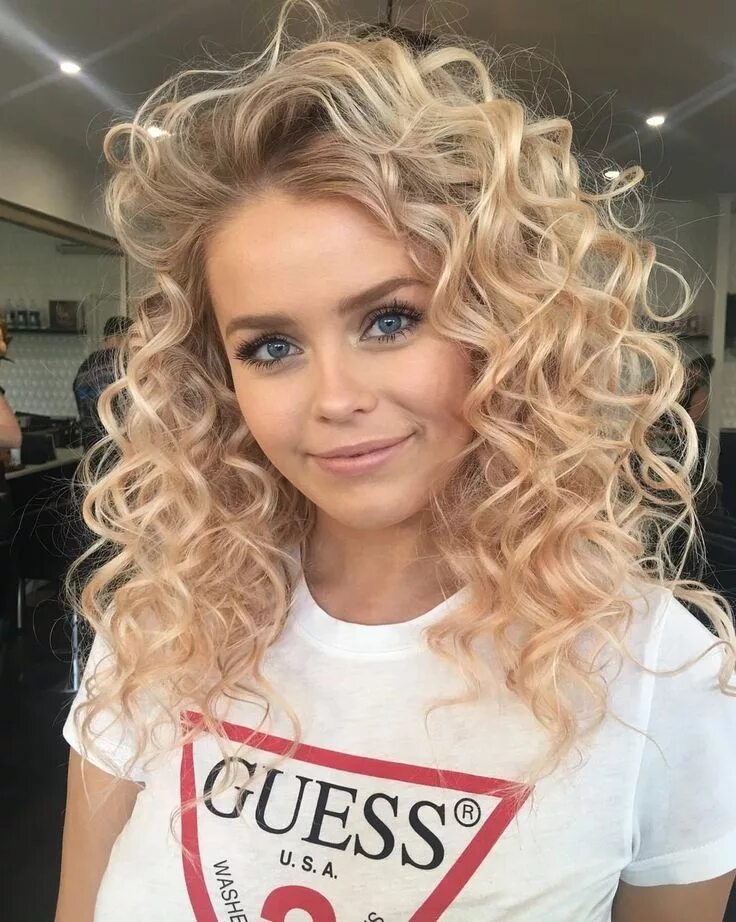 Прическа кудри на средние волосы 2024 Curls. Capelli castani medi, Colori dei capelli biondi, Idee per capelli