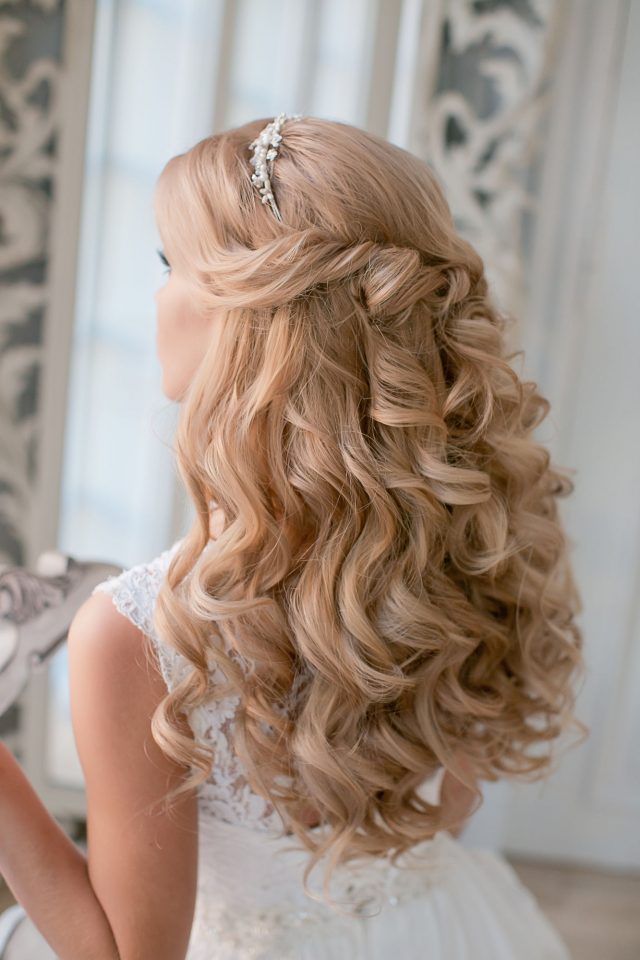 Прическа кудри на средние волосы свадьбу coiffure boucle mariage cheveux-longs-blonds Coiffure bouclée, Mariage cheveux b