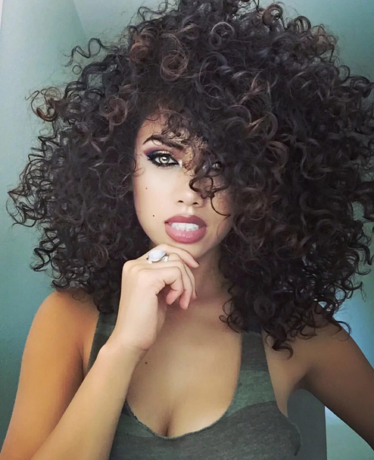 Прическа кудряшка фото solisseblog Curly hair styles, Beautiful curly hair, Curly hair styles naturally