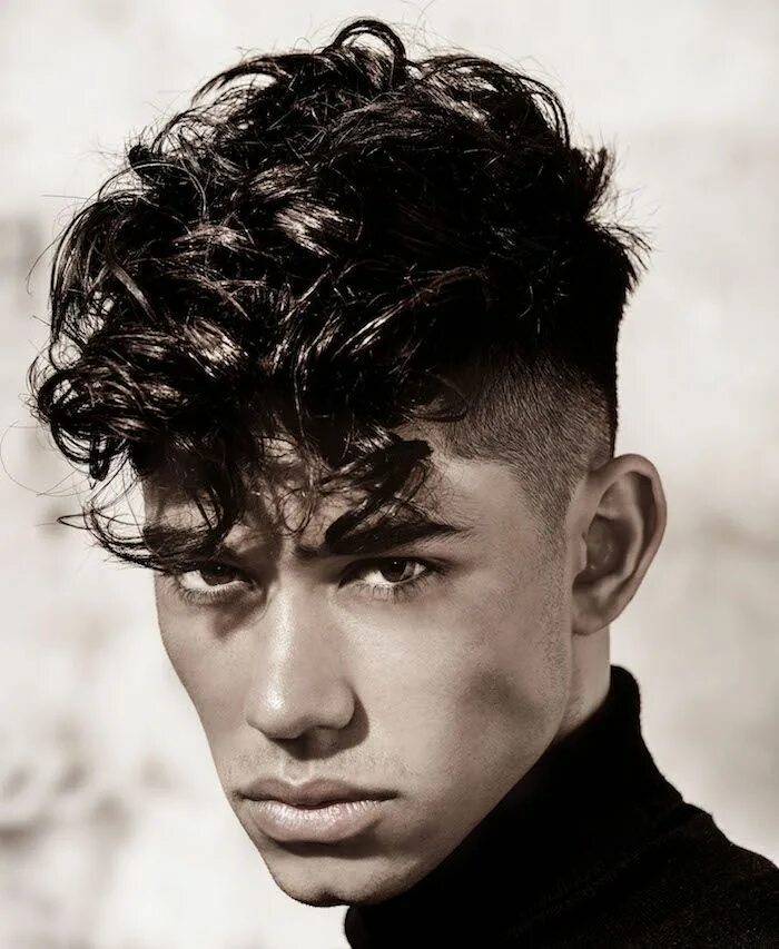 Прическа кудрявая челка мужская Coiffure homme tendance 2021 - un dégradé d'idées Mens hairstyles curly, Mens ha