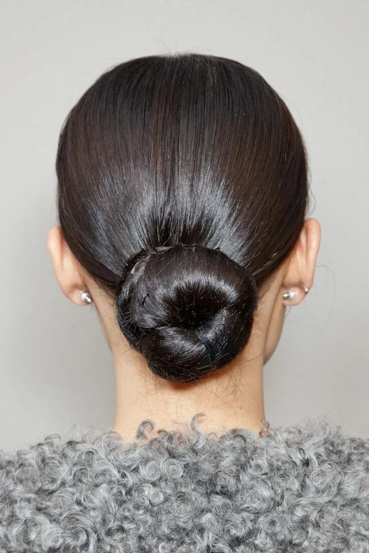 Прическа легкая шишка Alberta Ferretti at Milan Fashion Week Fall 2012 Short hair bun, Bun hairstyles,