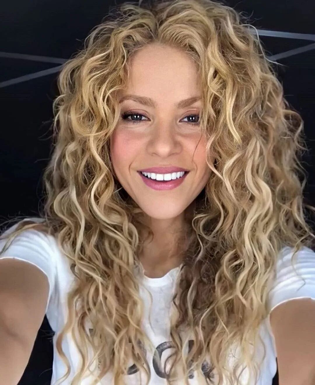 Прическа легкая завивка Portal Shakira on Instagram: "❤ Shak!" Blonde curly hair, Shakira hair, Permed h