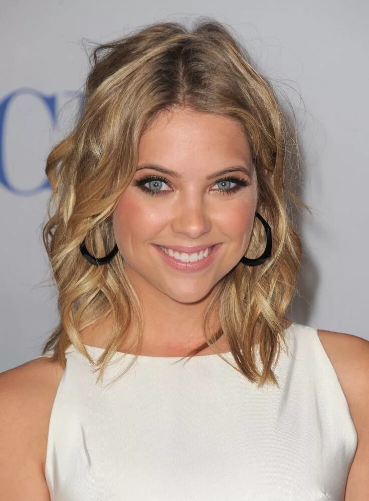 Прическа легкие локоны на средние Ashley Benson Medium short hair, Short hair styles, Long hair styles