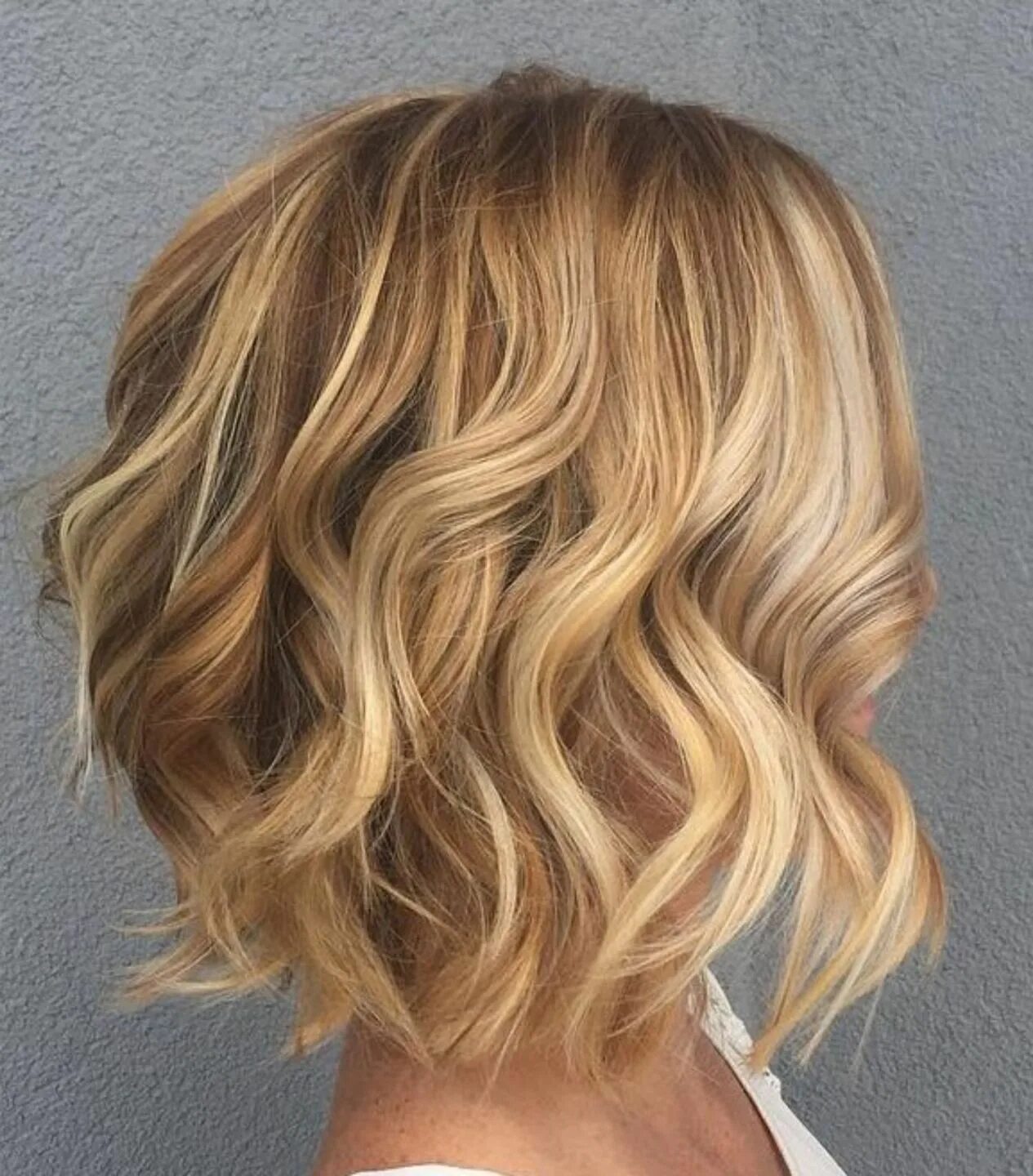 Прическа легкие волны на каре Curled Bob For Fine Hair Wavy bob hairstyles, Angled bob hairstyles, Curled bob 