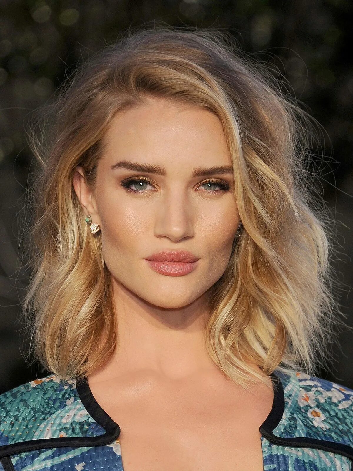 Прическа легкие волны на средние Роузи Хантингтон-Уайтли (Rosie Huntington-Whiteley, Rosie Alice Huntington-White