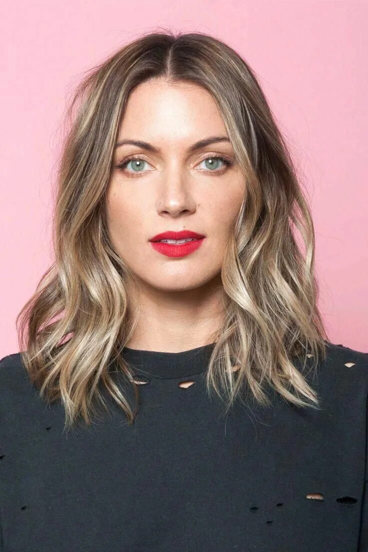 Прическа легкие волны на средние волосы Use this hair tutorial to give yourself the perfect lob with messy waves. #mediu