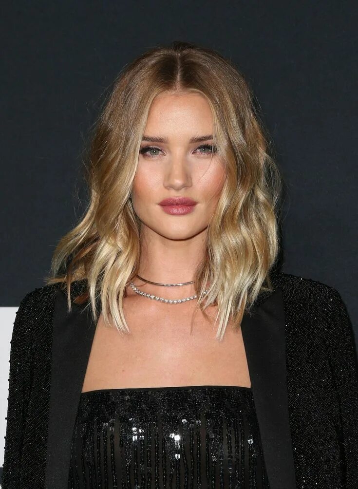 Прическа легкие волны на средние волосы Celebrity Beauty Rosie Huntington-Whitely Glossy long wavy bob #wavyBob Penteado