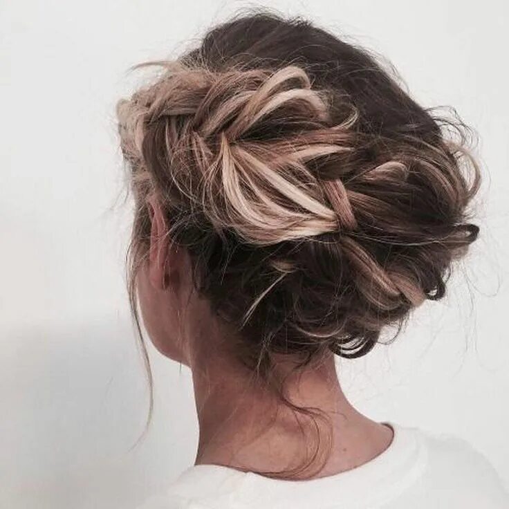 Прическа легкий беспорядок The messier the updo, the better #hairinspo #styleinspo #inspo Long hair styles,