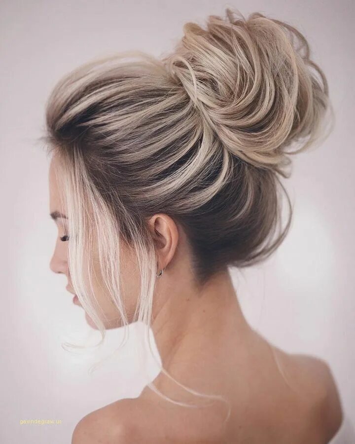 Прическа легкий пучок на средние волосы Unique Updo Hairstyle for Wedding Guest Hair bun maker, Long hair styles, Middle