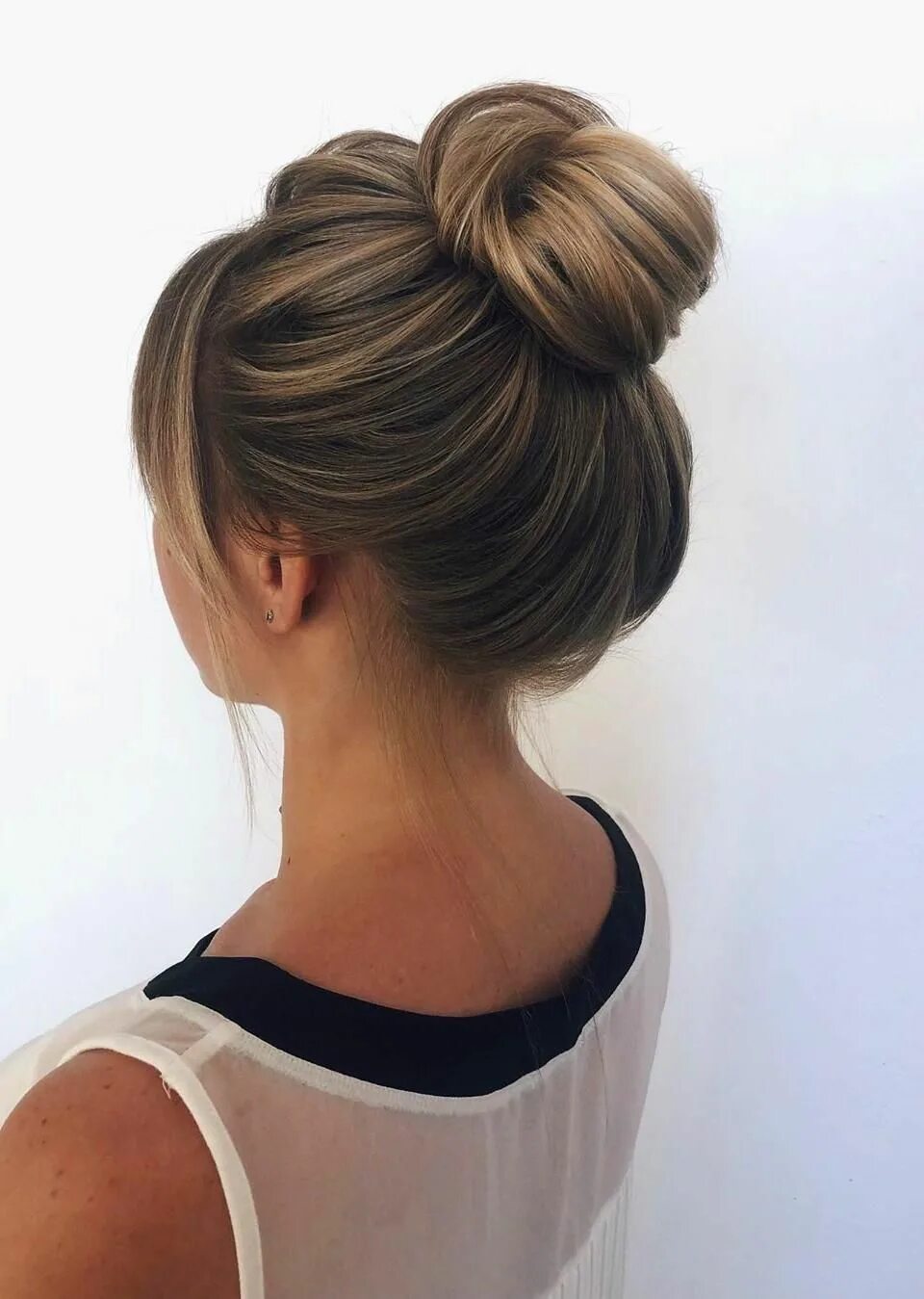 Прическа легкий пучок на средние волосы 60 Trendiest Updos for Medium Length Hair Updos for medium length hair, Bun hair