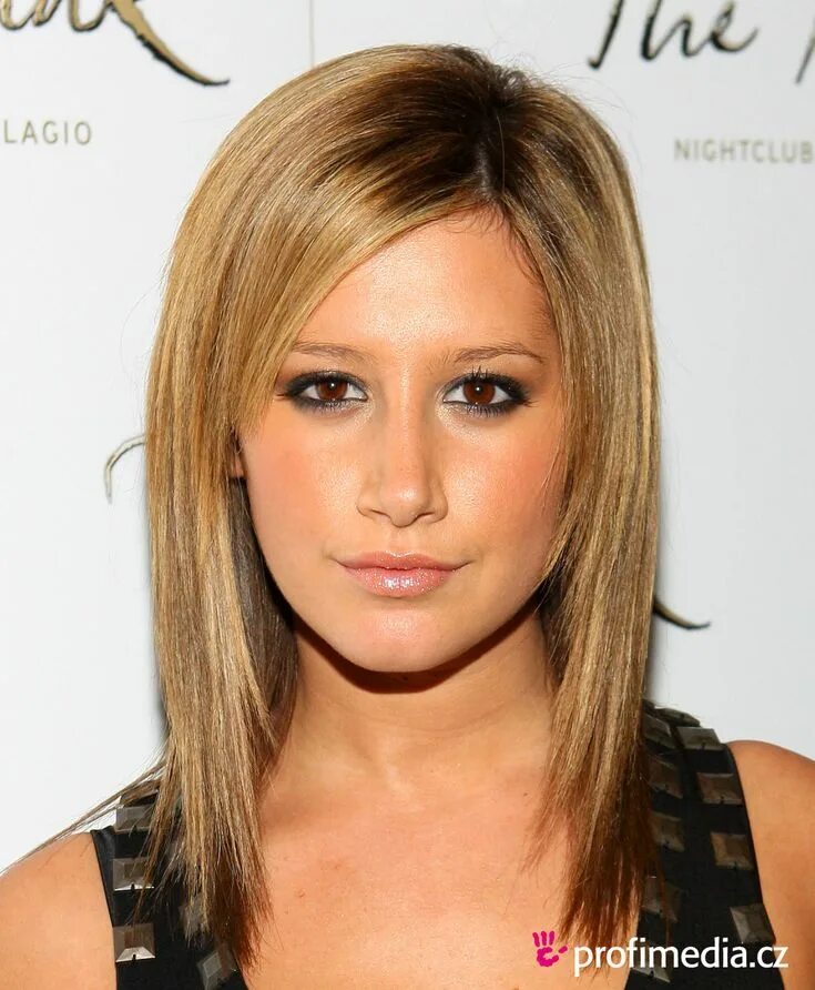 Прическа лесенка без челки на средние ashley tisdale haircut - Google Images Medium straight haircut, Straight hair cu