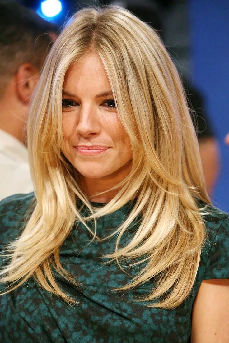 Прическа лесенка на средние волосы без челки Sienna Miller News - Sienna Miller Pictures & Latest News Updates Long hair styl