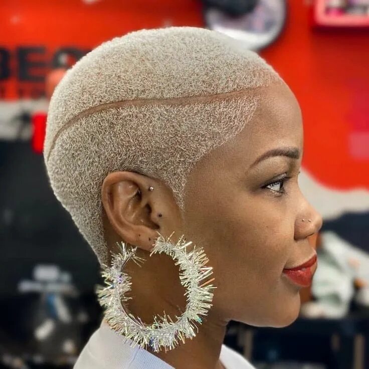 Прическа лета 2022 Pin by Wanda Bernard on Kool Cutz in 2022 Short platinum hair, Short hair design