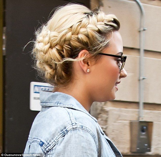 Прическа лист The mane event! Demi Lovato shows off Heidi-style plaits as she leaves hotel aft