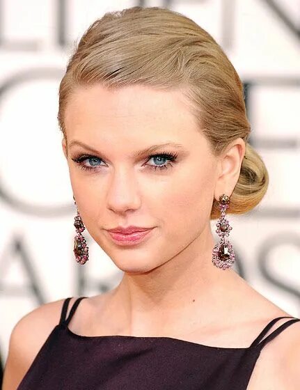 Прическа лоб Red Carpet Hairstyles We Love Us Weekly Cabelo da taylor swift, Cabelos estiloso