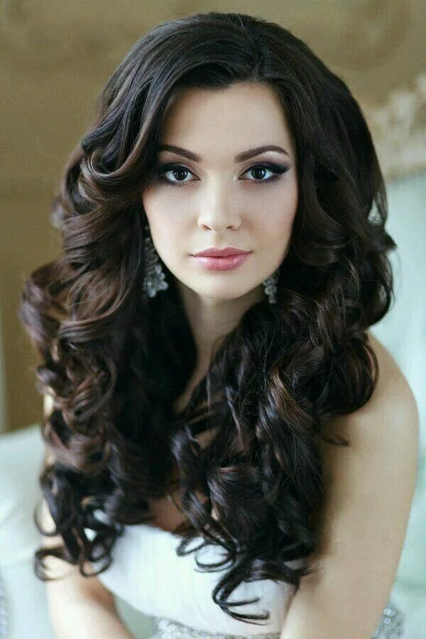 Прическа локоны на длинные волосы без челки Beautiful Bride with Long Dark Hair and Blue Eyes