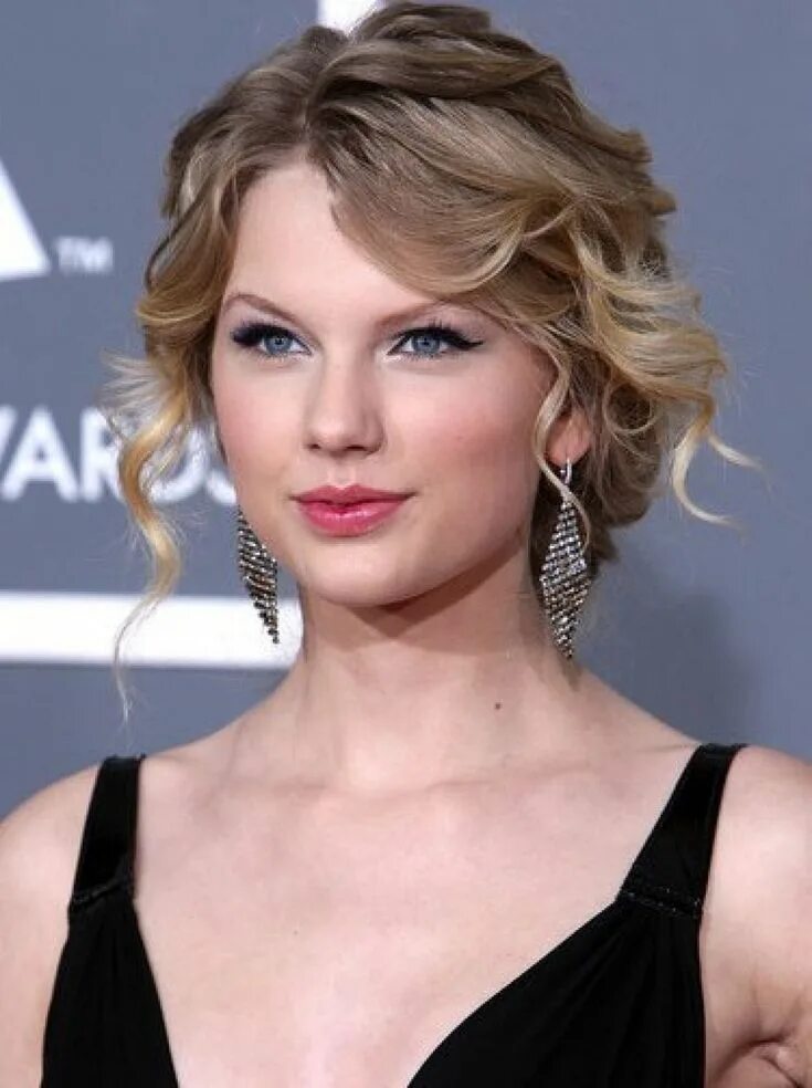 Прическа локоны на короткие волосы Taylor Swift Long hair styles, Short wavy hair, Short hair updo