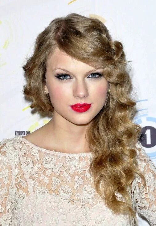 Прическа локоны на средние с челкой Taylor Swift Long Curly Hairstyle with Side Swept Bangs - Hairstyles Weekly Tayl