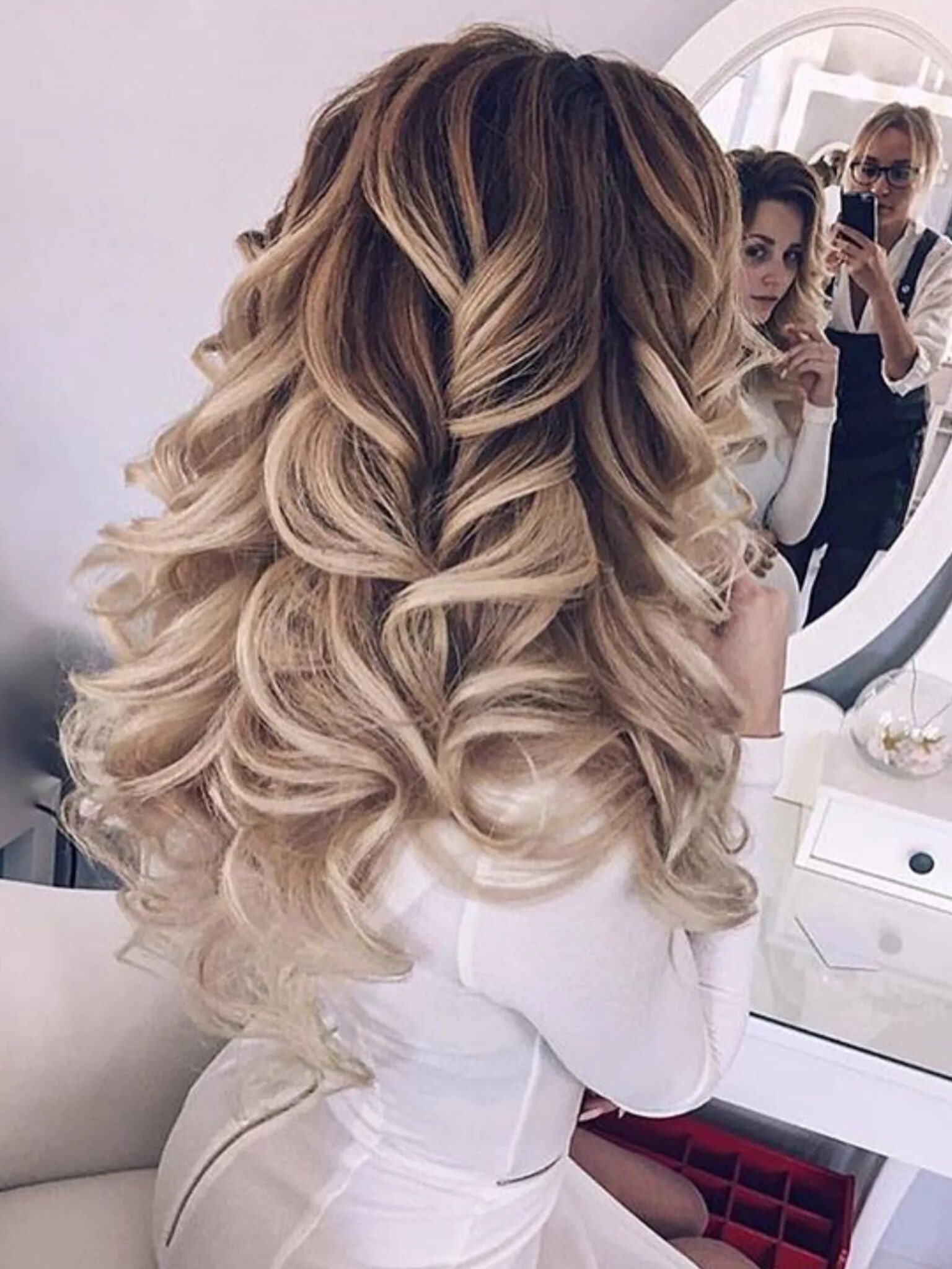 Прическа локоны на средние волосы 2024 Rizos grandes Long hair styles, Hair inspiration, Frontal hairstyles