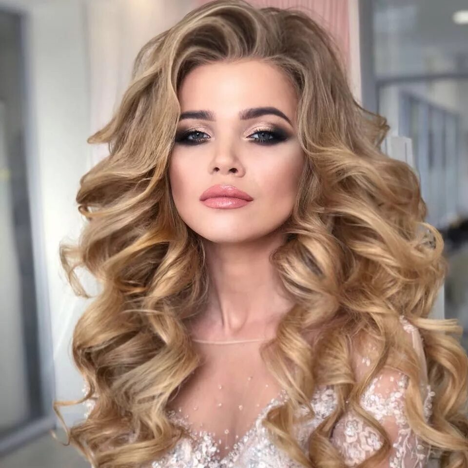 Прическа локоны на средние волосы 2024 Образ на свадьбу Long hair styles, Bridesmaid hair, Wedding hair and makeup