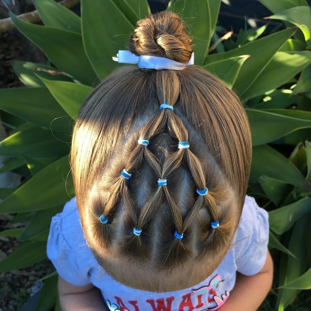 Прическа маленькими резинками на волосах Elastics with a rope twist bun for swimming lessons #hair #instahair #toddlerhai