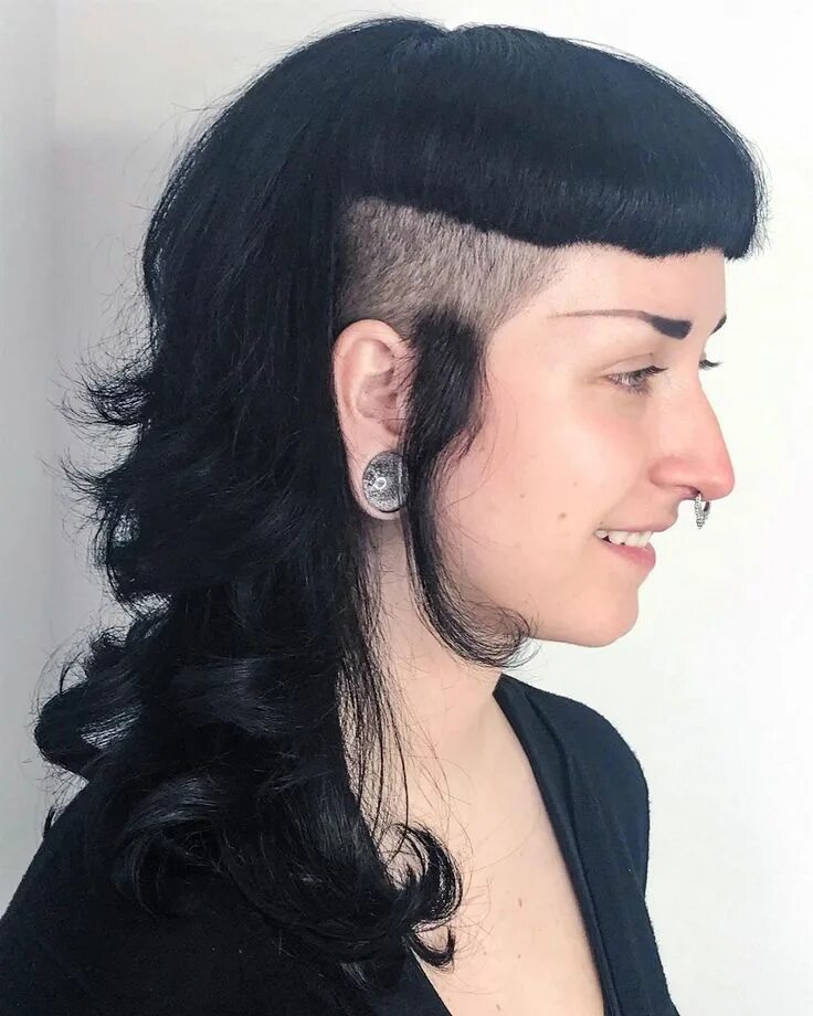 Прическа малет woman with mullet haircut / long mullet hair with shaved sides, earlocks and sho