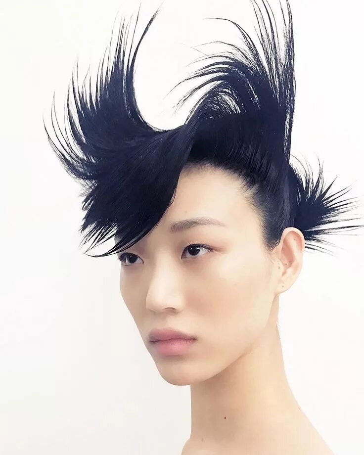 Прическа маллет женская современная корейская Givenchy Couture Puts an Aerodynamic Twist on Punk Hair in Paris Punk hair, Edit