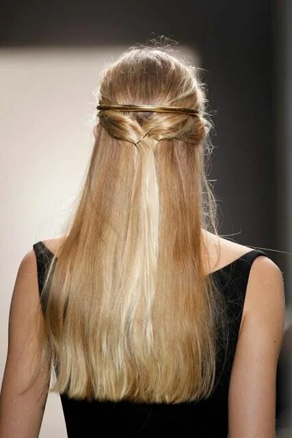 Прическа мальвина balenciaga Sleek hairstyles, Spring hairstyles, Straight hairstyles