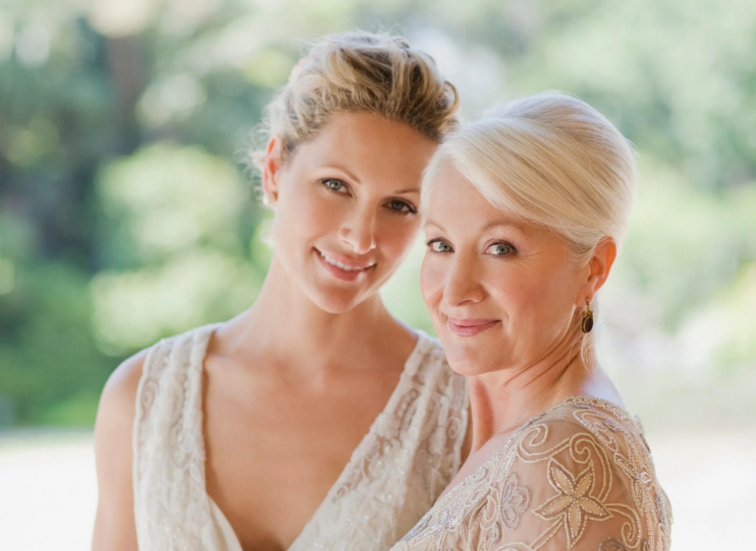 Прическа мамы невесты фото The Pros and Cons of Making Mom Your Matron of Honor Glamour