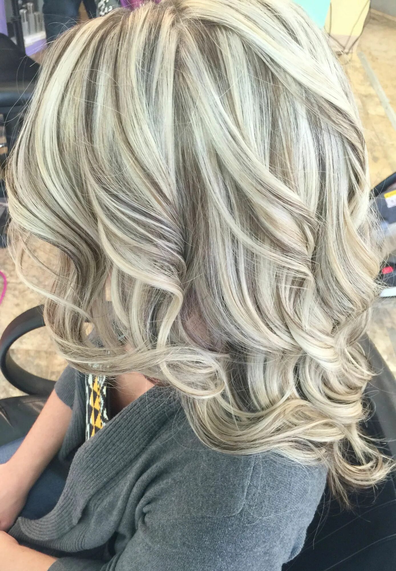 Прическа мелированные волосы Cool blonde with lowlights. #kenracolor #lowlights Hair ... Beautiful blonde hai