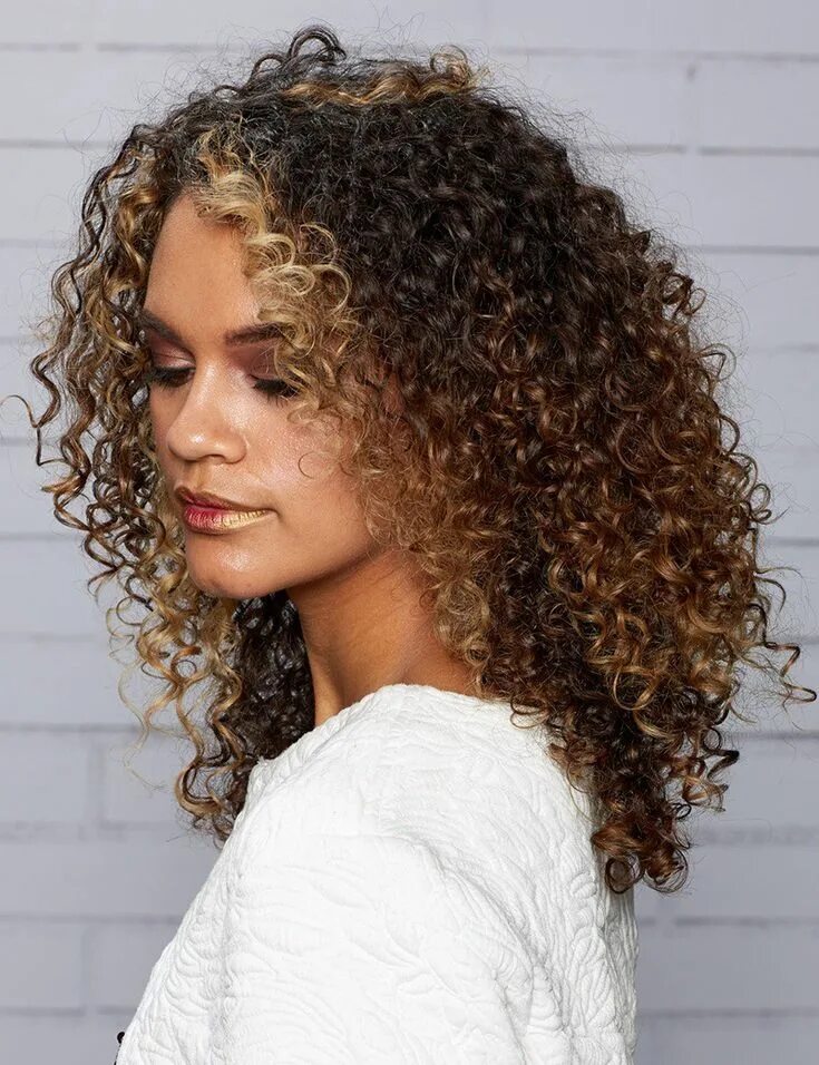 Прическа мелкие кудри на средние Curly medium hairstyles for women 2019–2020 Medium curly hair styles, Medium len