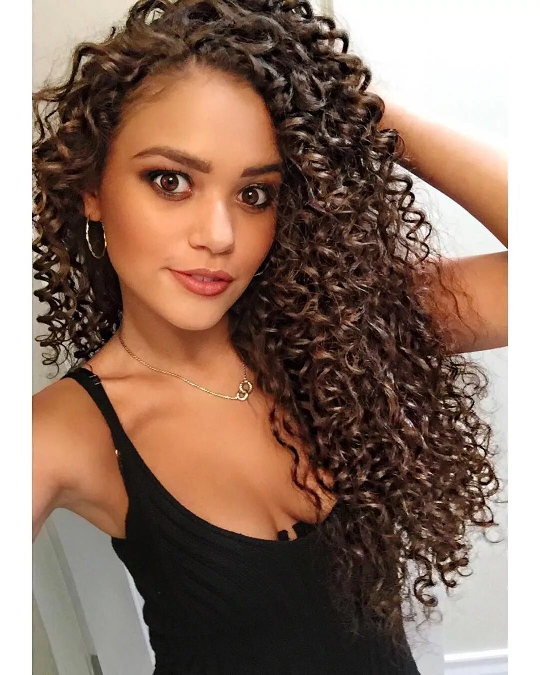 Прическа мелкие кудри на средние Madison Pettis on Instagram: "don't let the only real one intimidate ya" Deep wa